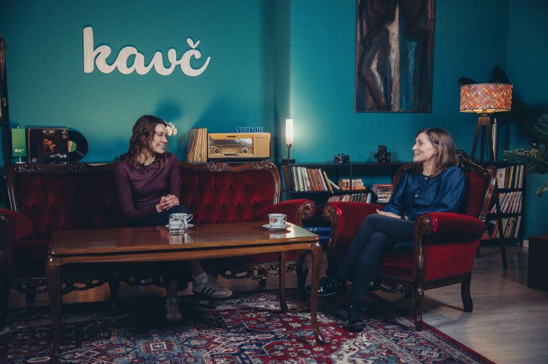kavč, podkast, influencerka, laura-podgoršek