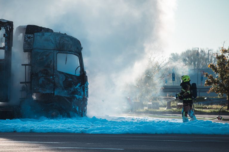 goreče-tovorno-vozilo, november-2025, gasilci, goreči-tovornjak