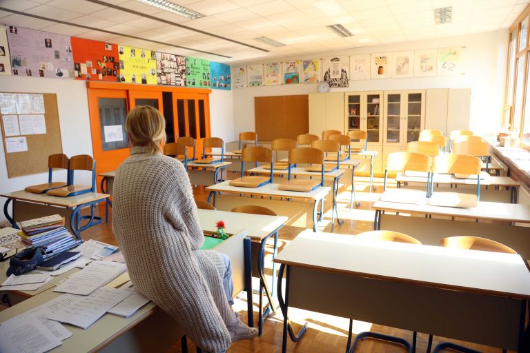 ucitelj razred sola.JPG