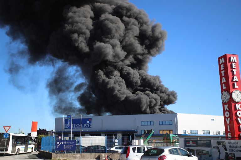 skladisce-pnevmatik, sveta-nedelja, pozar