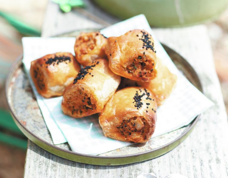 Klobasice v listnatem testu