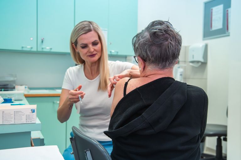 simbolična, gripa, covid, cepljenje-proti-gripi, cepivo, cepiti, starejši, starostniki