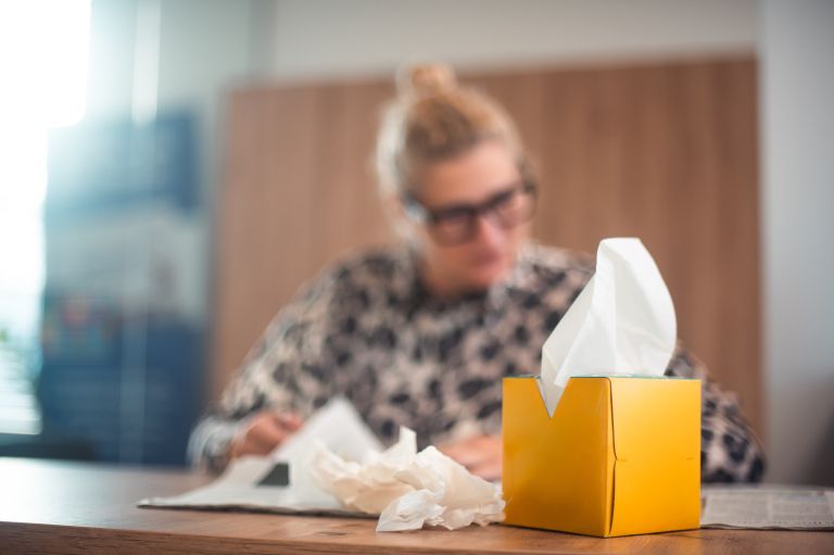 simbolična, prehlad, kihanje, kašlanje, kašelj, gripa, brisanje-nosa