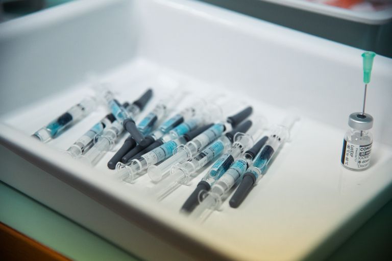 simbolična, gripa, covid, cepljenje-proti-gripi, cepivo, cepiti, starejši, starostniki