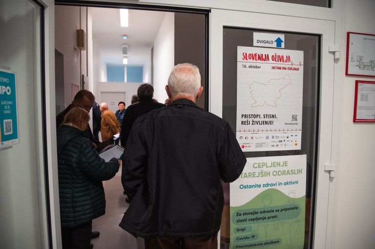 simbolična, gripa, covid, cepljenje-proti-gripi, cepivo, cepiti, starejši, starostniki