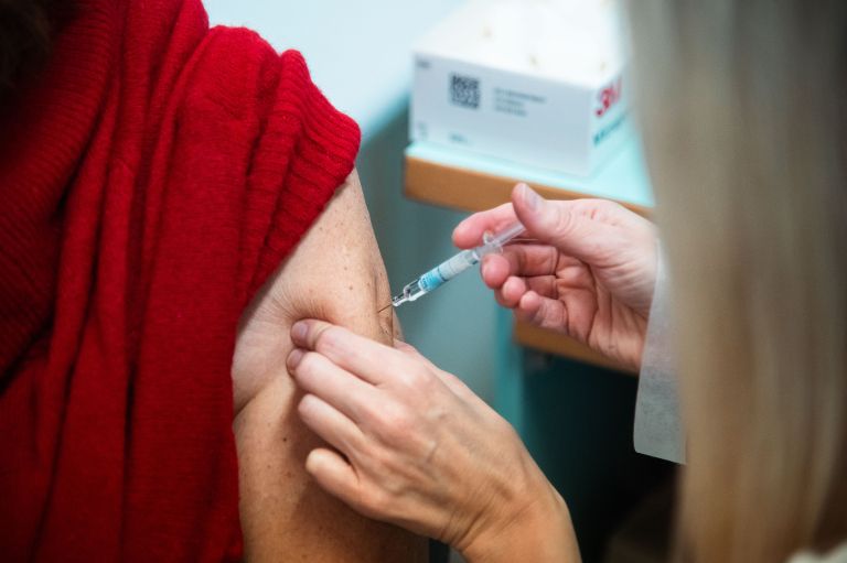 simbolična, gripa, covid, cepljenje-proti-gripi, cepivo, cepiti, starejši, starostniki