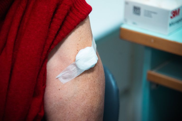 simbolična, gripa, covid, cepljenje-proti-gripi, cepivo, cepiti, starejši, starostniki