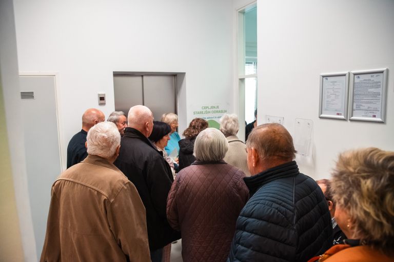 simbolična, gripa, covid, cepljenje-proti-gripi, cepivo, cepiti, starejši, starostniki