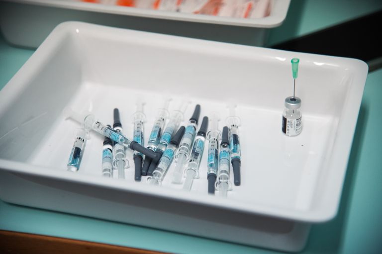 simbolična, gripa, covid, cepljenje-proti-gripi, cepivo, cepiti, starejši, starostniki