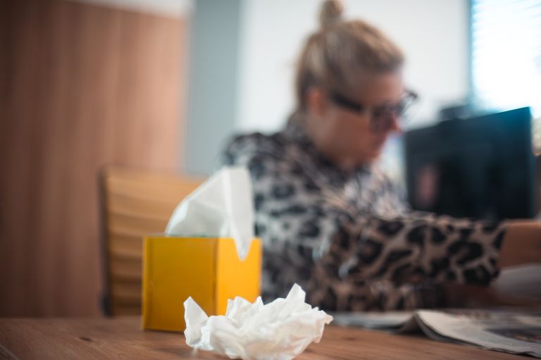 simbolična, prehlad, kihanje, kašlanje, kašelj, gripa, brisanje-nosa