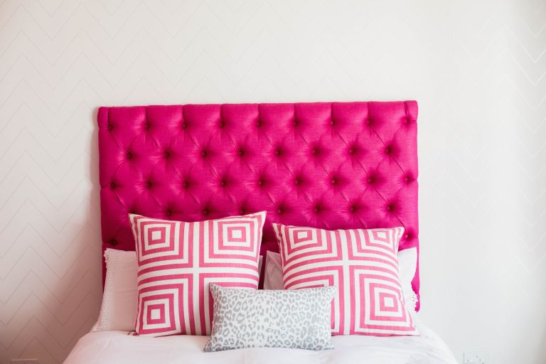 postelja_roza_interier