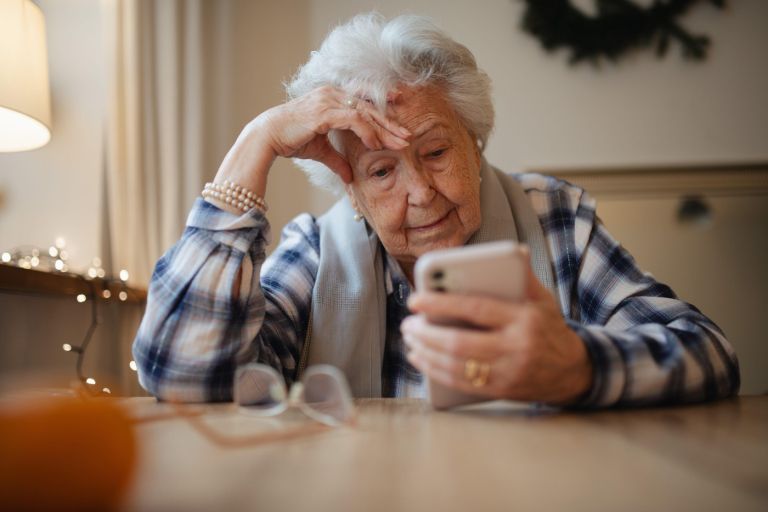 starejša ženska, upokojenka, telefon.jpg