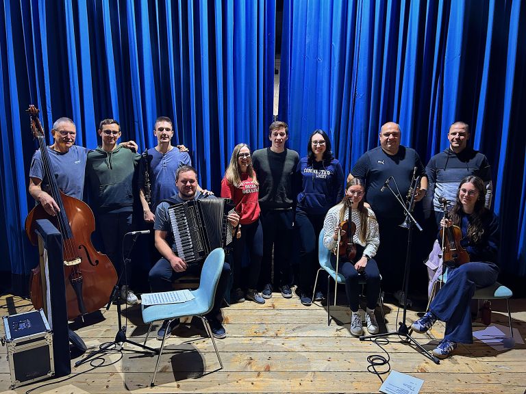 fs-lescecek, glasbeni-sestav-lescecek, vokalna-skupina-lescecek, glasbena-razglednica-iz-prlekije