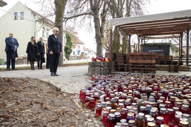 NM1 sutar svece pirc musarKatja Kodba-STA.jpg