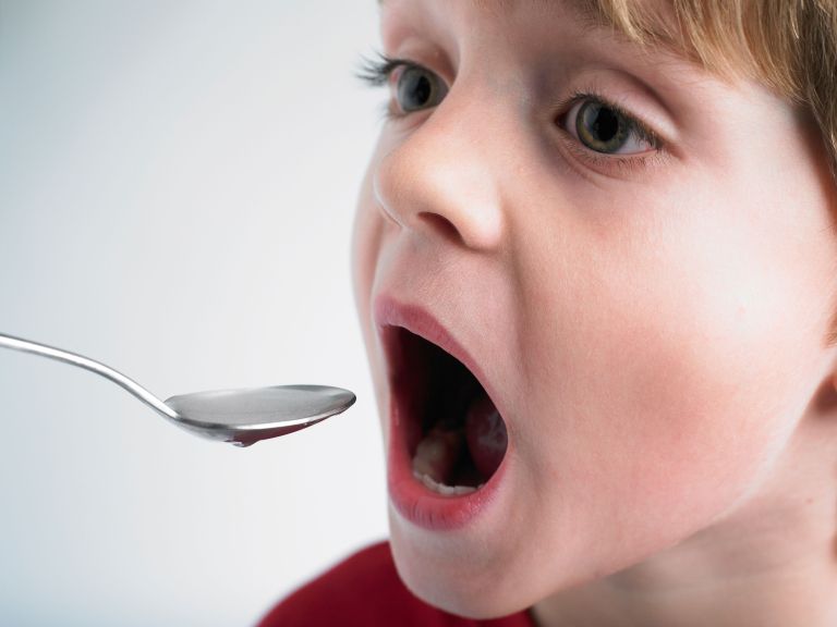 zdravila, sirup, bolan otrok