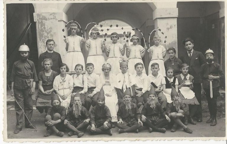 Šterbenc z otroško igralsko skupino.jpg