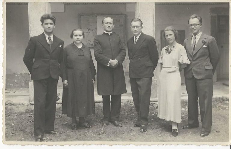 Učitelji Meščanske šole v Črnomlju, Šterbenc prvi z leve.jpg