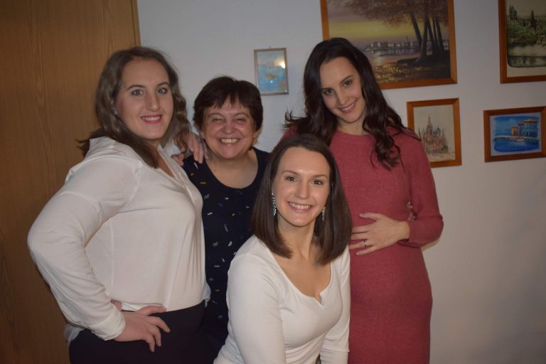 družina pandza petra vera tina sandra.JPG