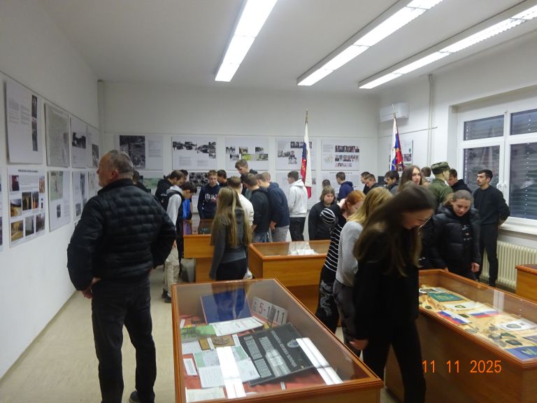 V spominski sobi Teritorialne obrambe