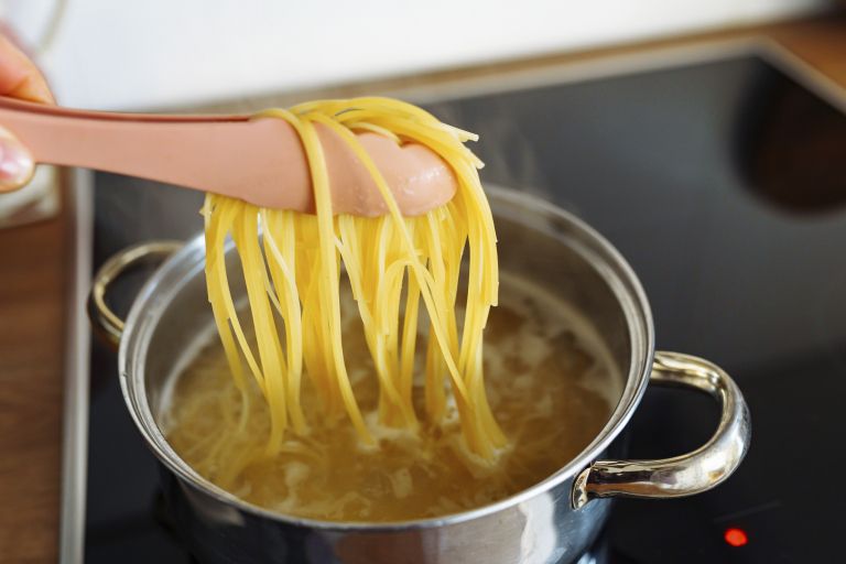Kuhanje testenin, špageti