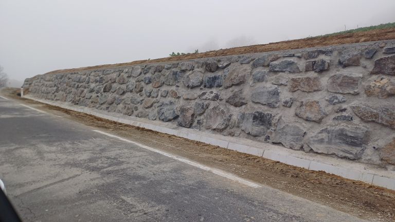 ropoča, kamniti-zid