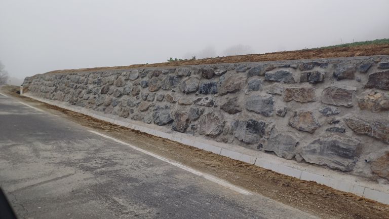 ropoča, kamniti-zid