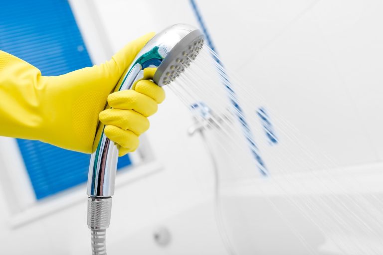 vodni-kamen, ciscenje-tusa, trik