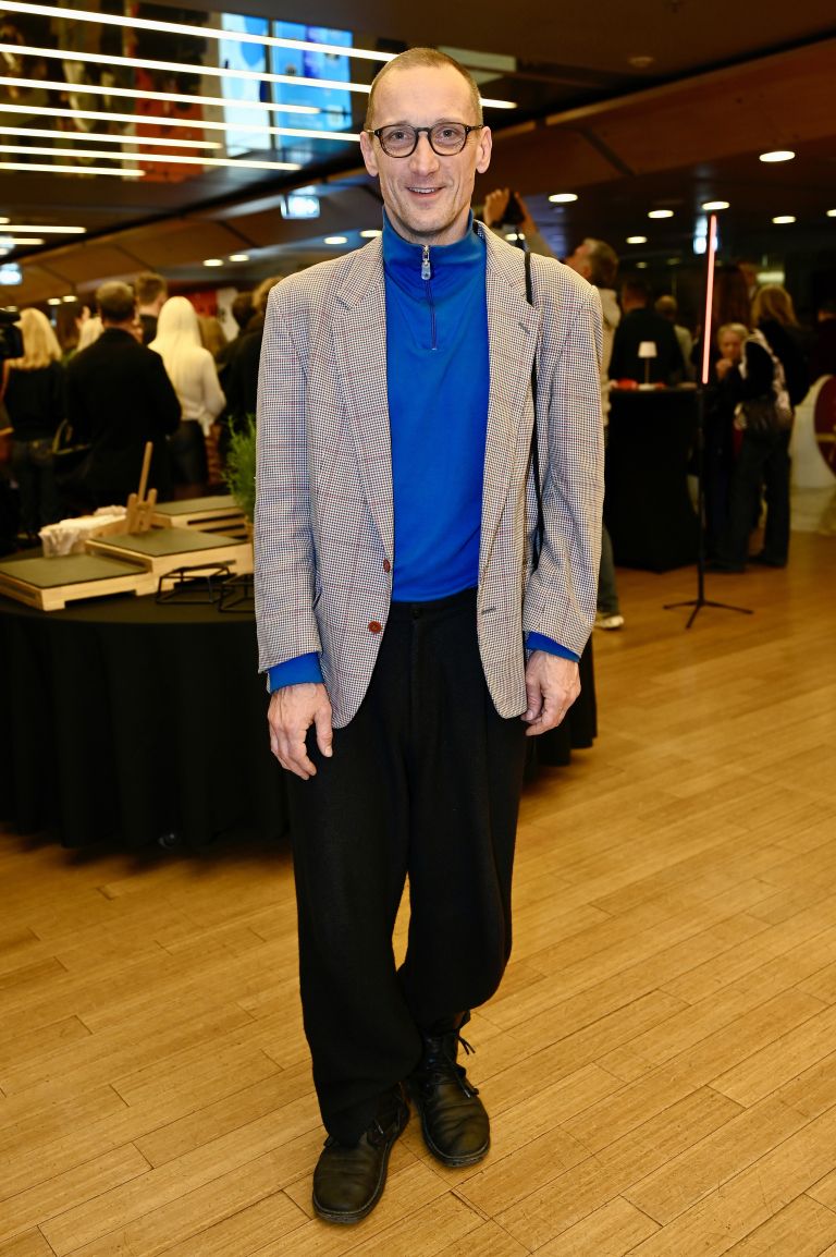 Belo se pere na devetdeset, premiera (4).jpg