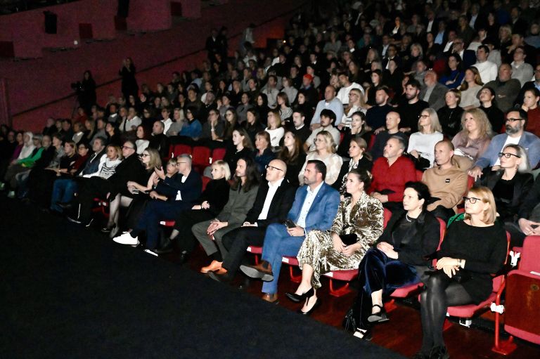 Belo se pere na devetdeset, premiera (5).jpg