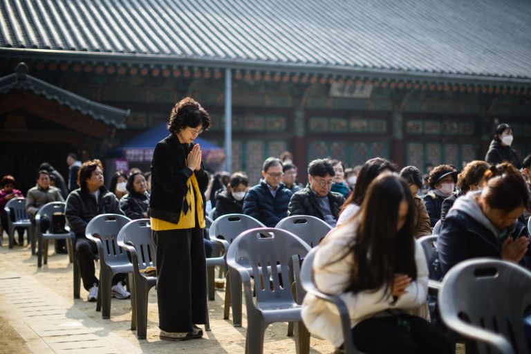 budisti molitev juzna koreja suneung.jpg