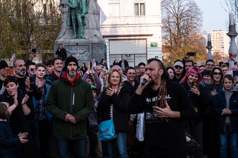 Dubioza Kolektiv svoje koncerte velikokrat napovejo tako, da se kar naenkrat pojavijo v mestu, kjer