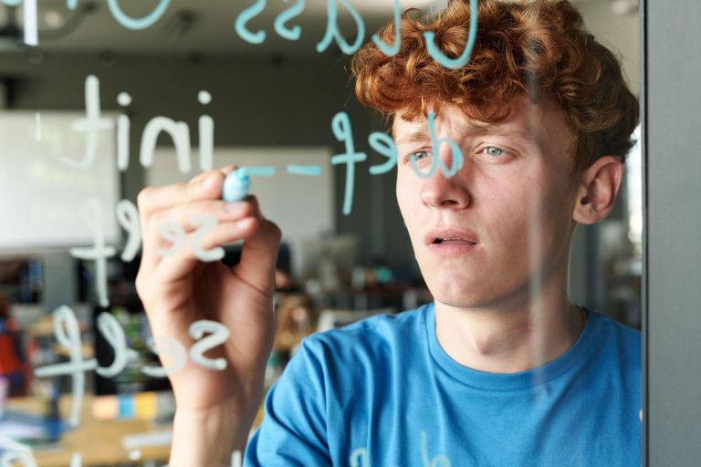 študent, učenec, matematika, tabla.jpg