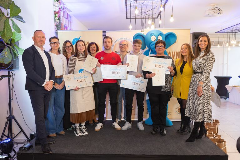 Fala slonček z zmagovalci, komisijo, voditeljema in predstavniki podjetja Lesaffre Slovenija (Foto_Anže Krže_Mediaspeed).jpg