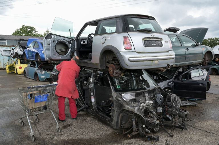 zapuščeni avtomobili, rezervni deli, reciklaža