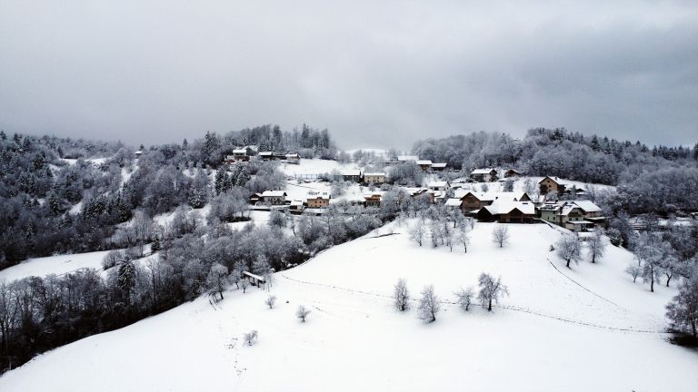 sneg zasnezena pokrajina.JPG