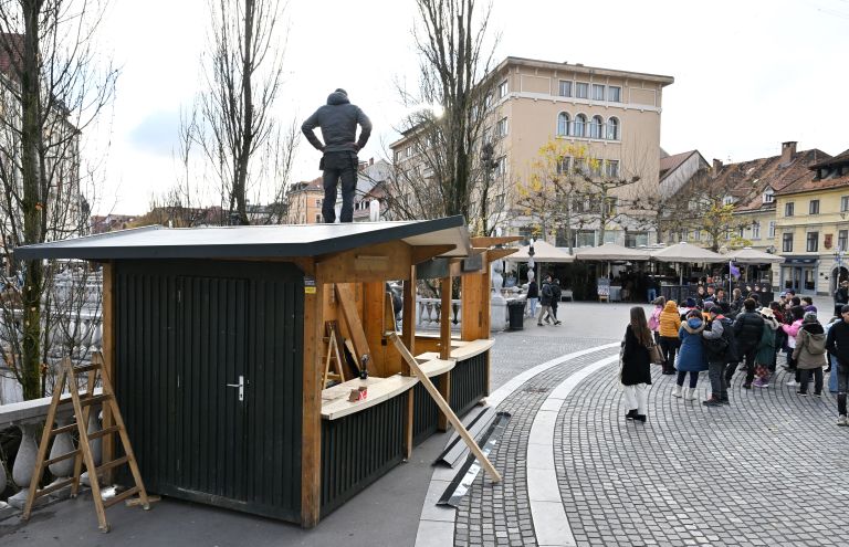 ljubljana-krasenje-stojnice-smreka