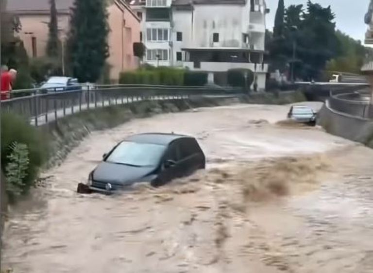 budva, poplave, avtomobil, pod-vodo