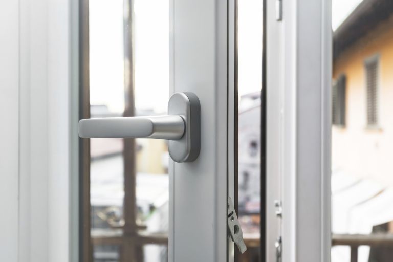 izolacija-hise, energetsko-ucinkovit, okna, vrata