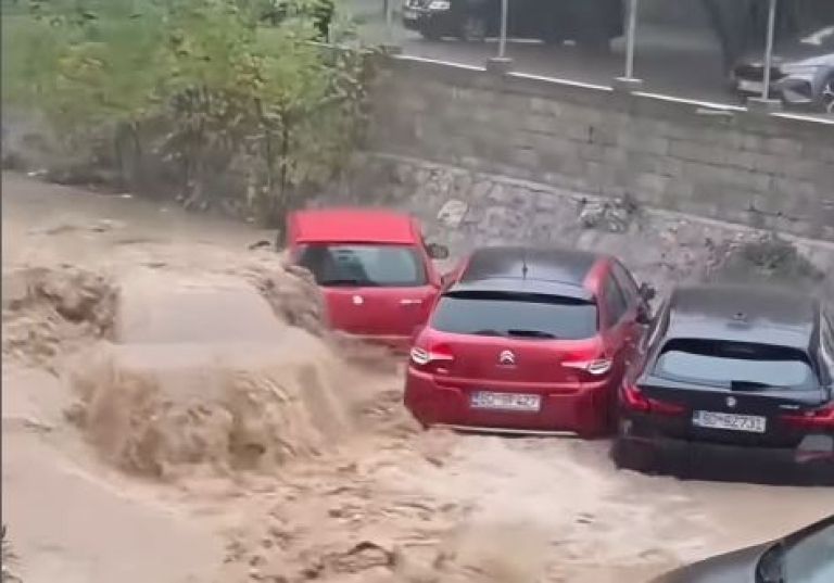 budva, poplave, avtomobil, pod-vodo