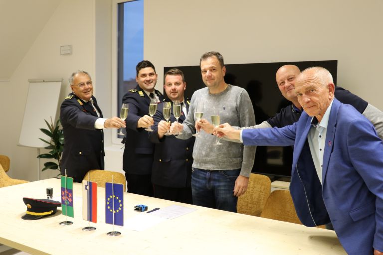 pgd-dolenci, gasilsko-vozilo-z-vodo, podpis-pogodb