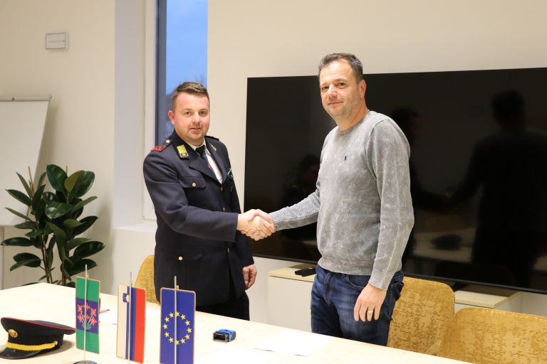 pgd-dolenci, gasilsko-vozilo-z-vodo, podpis-pogodb