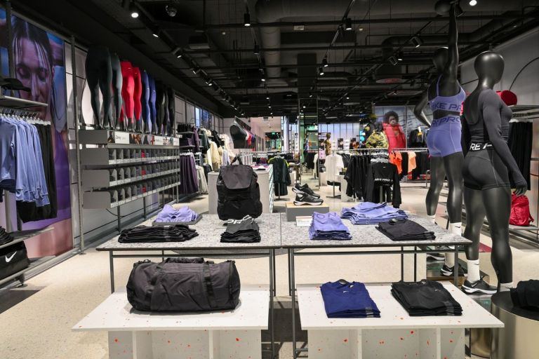 Obiskovalci lahko na prodajni površini 661 m² najdejo široko nabor izdelkov za vse, ki živijo aktivno.jpeg