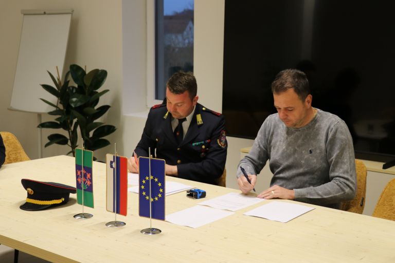 pgd-dolenci, gasilsko-vozilo-z-vodo, podpis-pogodb