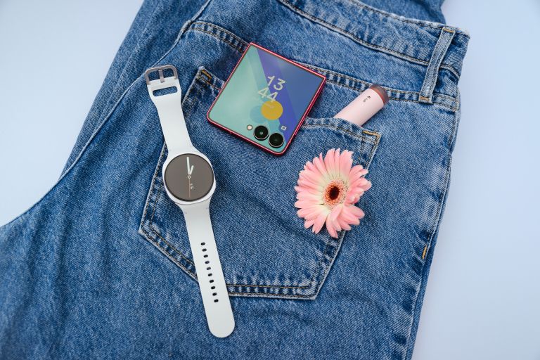 Samsung Galaxy Z Flip7 in Galaxy Watch8