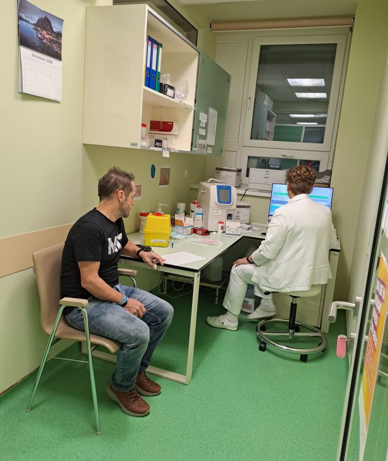 Erik Kraševec pred odvzemom krvi