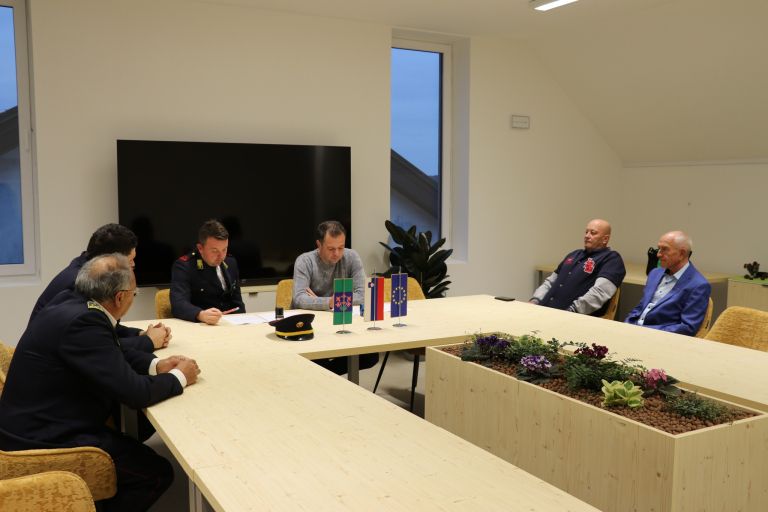 pgd-dolenci, gasilsko-vozilo-z-vodo, podpis-pogodb