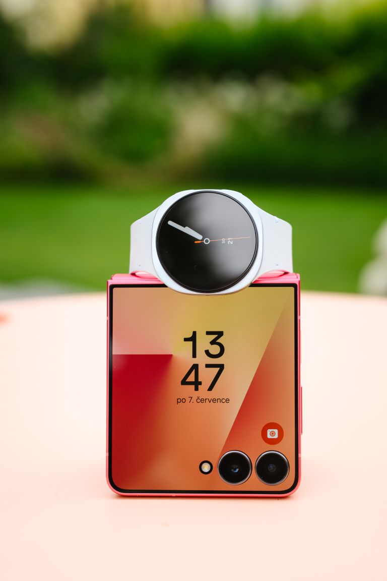 Samsung Galaxy Z Flip7 in Galaxy Watch8