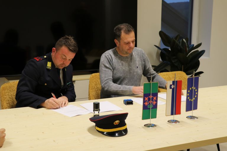 pgd-dolenci, gasilsko-vozilo-z-vodo, podpis-pogodb