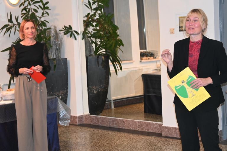 gnoj-je-zlato, razstava-jskd, eva žula