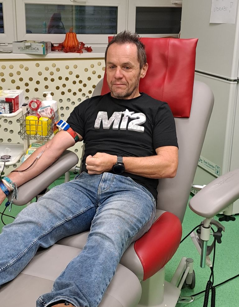 Erik Kraševec na odvzemu krvi